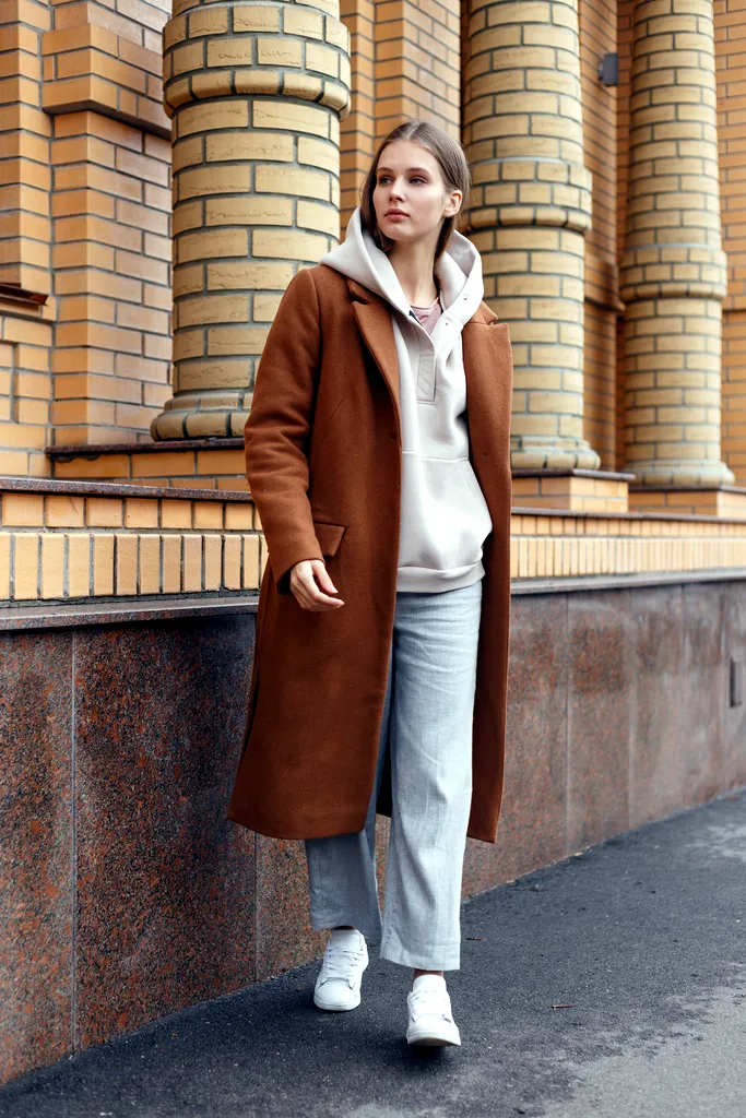 Casual Blend: Camel Coat Over Hoodie and Trousers Casual Blend: Camel Coat Over Hoodie and Trousers β Camel Coat Outfits