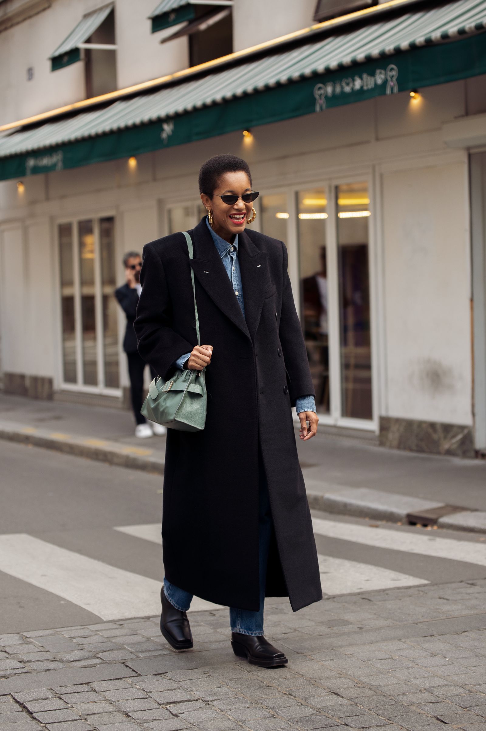 Street Style Black Maxi Coat with Mint Green Handbag Street Style Black Maxi Coat with Mint Green Handbag β Black Coat Outfits