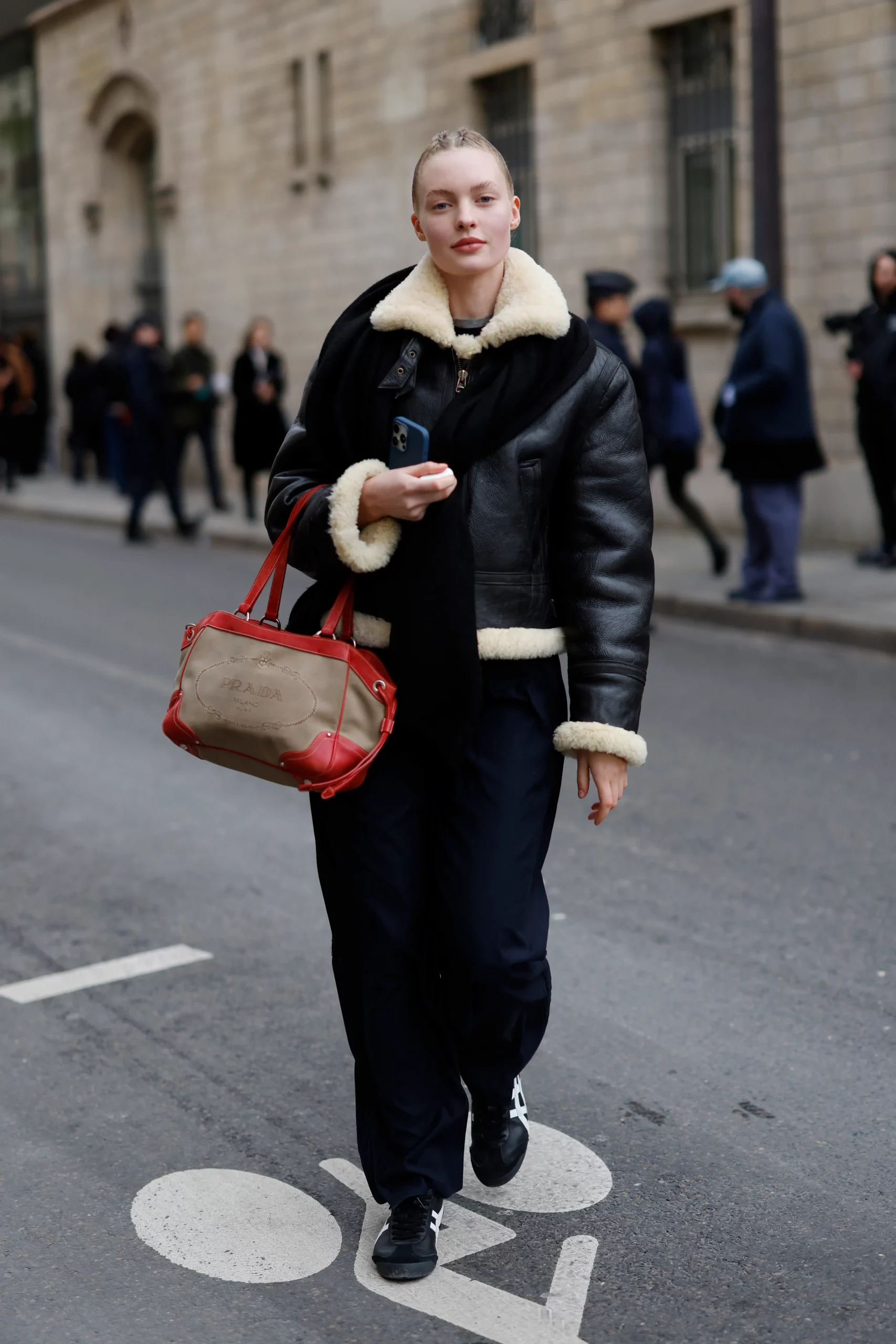 Black Leather Shearling Jacket with Relaxed Pants and Sneakers Black Leather Shearling Jacket with Relaxed Pants and Sneakers โ Shearling Coat Outfits