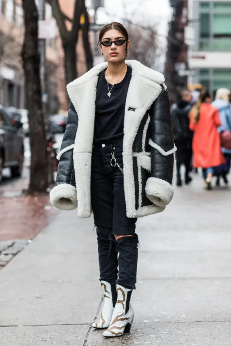 Street Style Oversized Black and White Shearling Jacket with Ripped Jeans Street Style Oversized Black and White Shearling Jacket with Ripped Jeans โ Shearling Coat Outfits