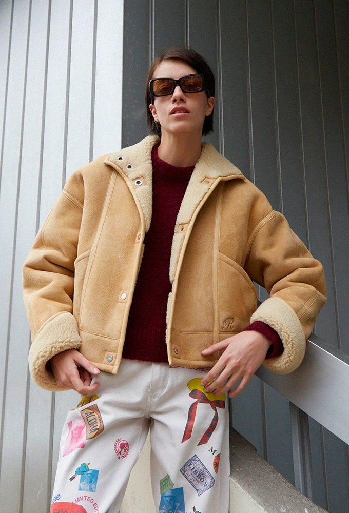 Tan Shearling Jacket with Burgundy Sweater and Graphic Jeans Tan Shearling Jacket with Burgundy Sweater and Graphic Jeans โ Shearling Coat Outfits