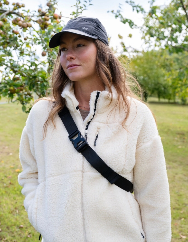 Detail Crop Outfit Idea Detail Crop Outfit Idea โ Fleece Jacket Outfits