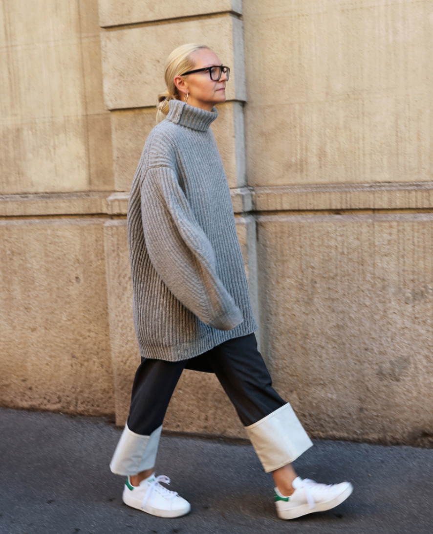 Casual Cool: Grey Oversized Turtleneck with Trousers and Sneakers — Oversized Sweater Outfits