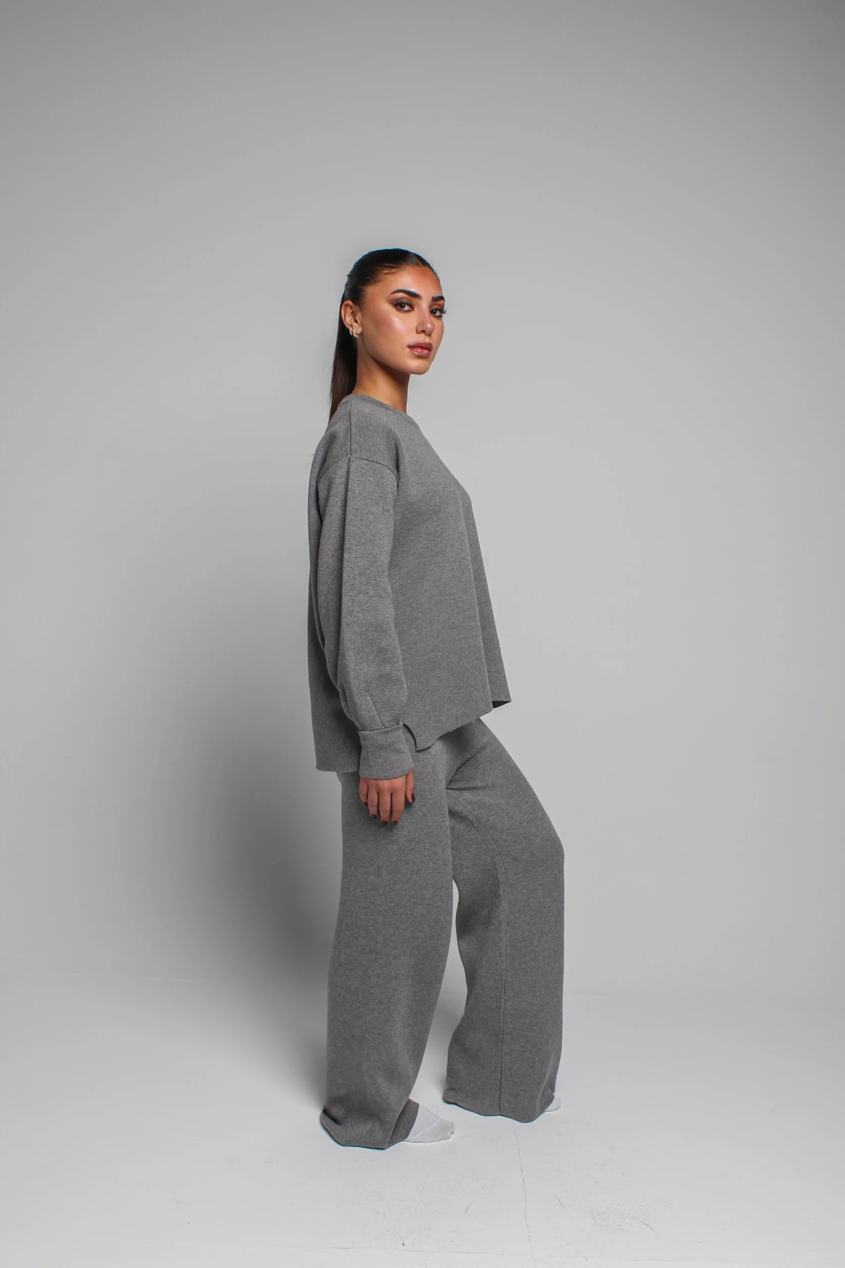 Relaxed Grey Knit Set with Crewneck Sweatshirt and Wide-Leg Pants Relaxed Grey Knit Set with Crewneck Sweatshirt and Wide-Leg Pants โ Knit Set Outfits