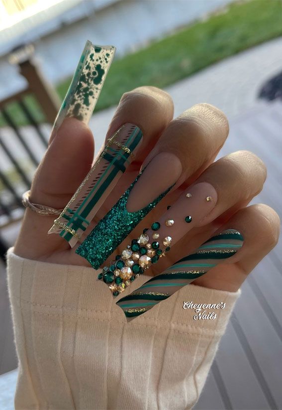 Winter Wonders 49 Festive Christmas Nail Art Designs : Glam Green & Gold Acrylic Festive Nails