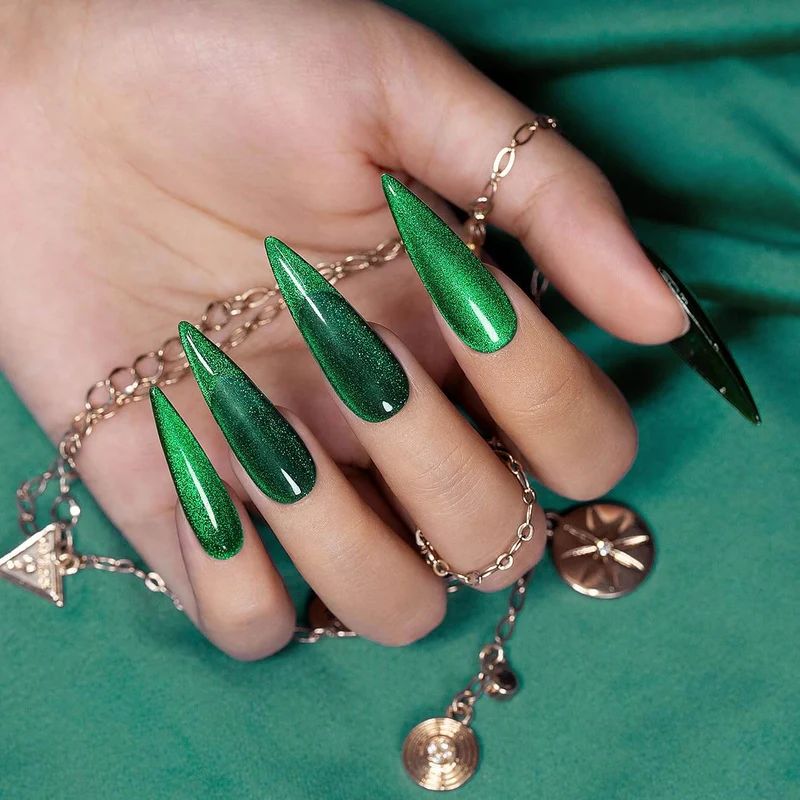 Visual Idea Visual Idea β Green Christmas Nails 2026