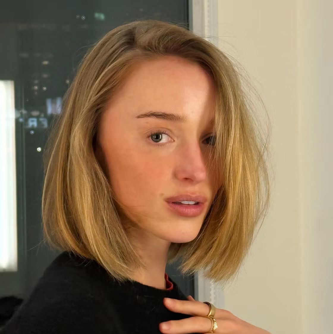 Sharp Honey Blonde Bob Below Chin — Winter Bob Haircuts