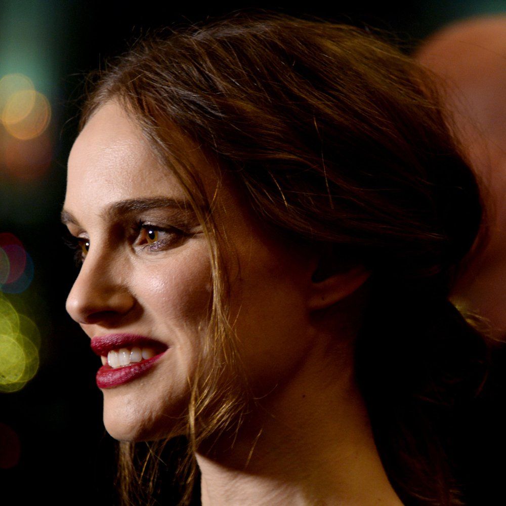 Fine Wavy Loose Bun With Face Tendrils Fine Wavy Loose Bun With Face Tendrils β Winter Bun Hairstyles
