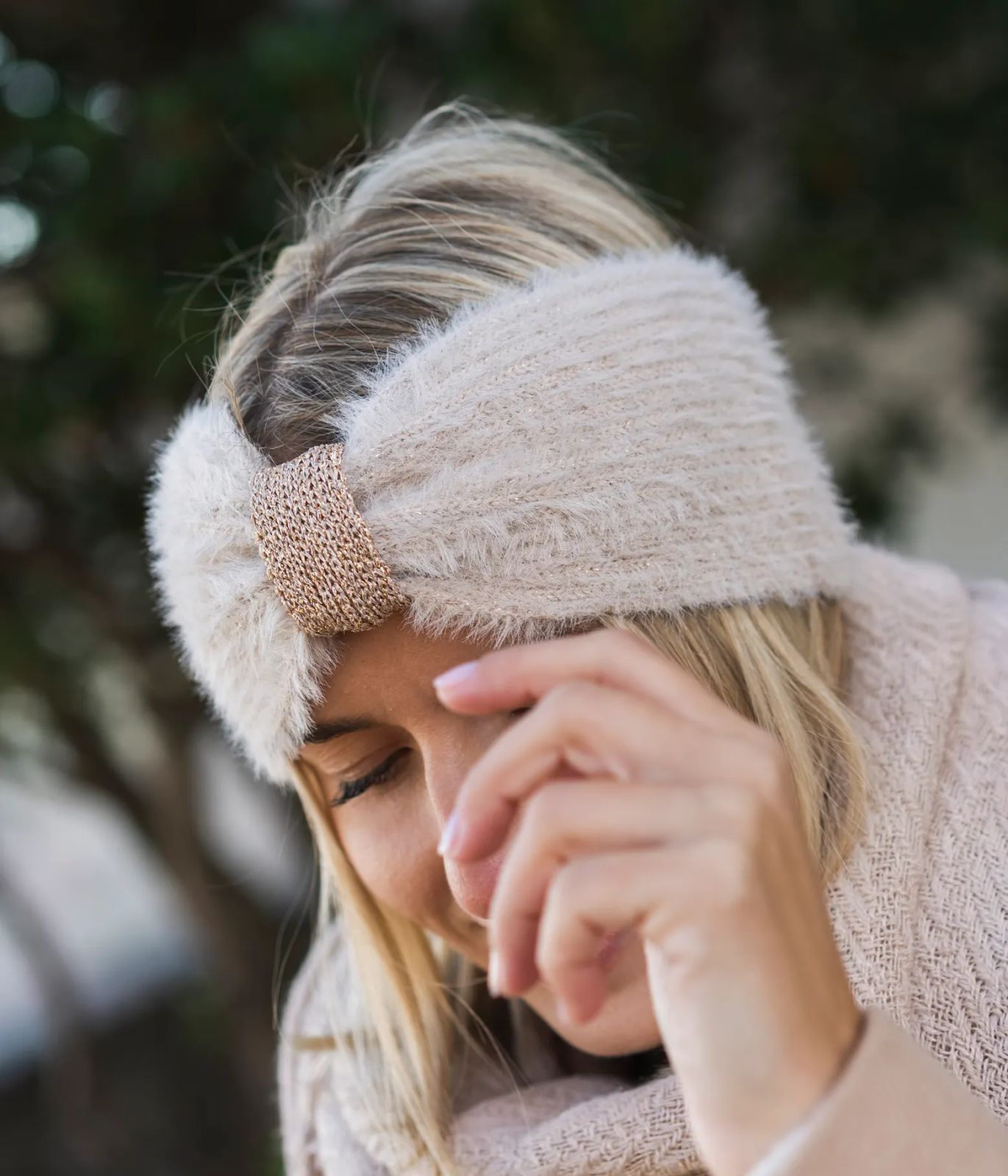 Collarbone Visual Idea — Winter Hairstyles with Headband