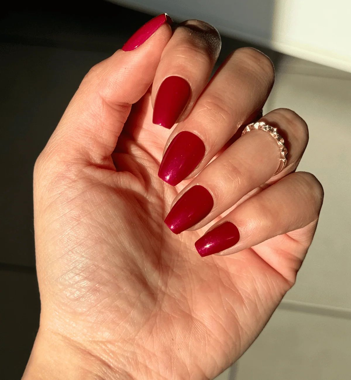 Glossy Deep Shimmery Red Short Coffin Nails Glossy Deep Shimmery Red Short Coffin Nails β Short Winter Coffin Nails