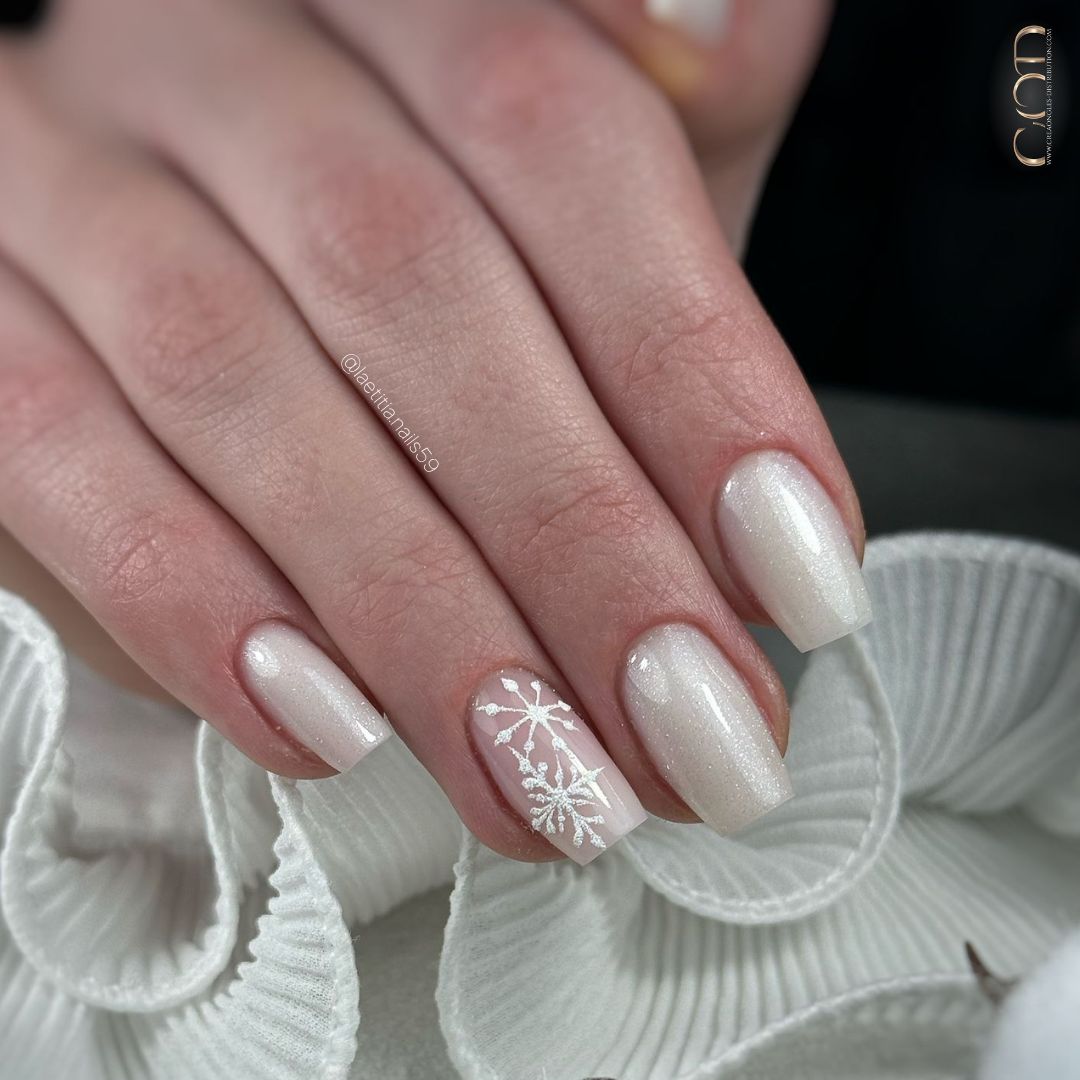 Shimmery Off-White Snowflake Accent Nails Shimmery Off-White Snowflake Accent Nails β Short Winter Coffin Nails