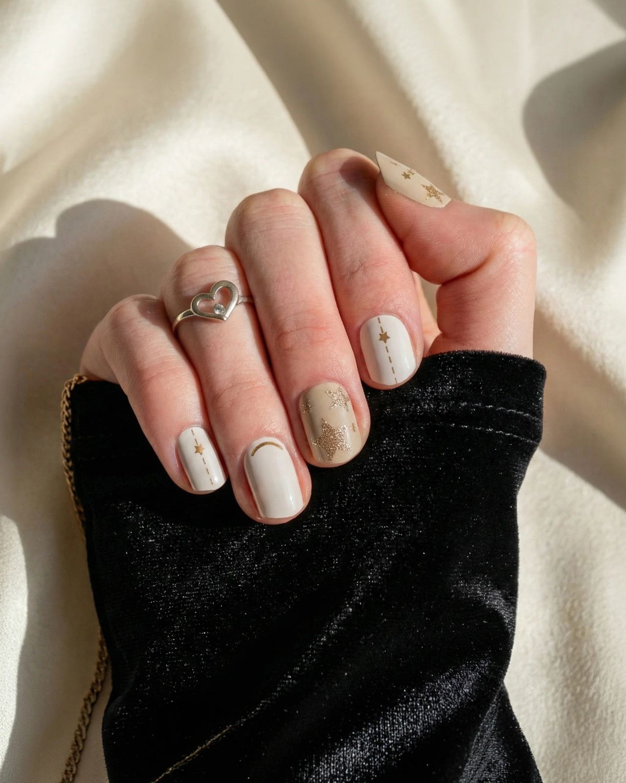 Glossy Glitter Visual Idea Glossy Glitter Visual Idea β Winter Champagne Nails