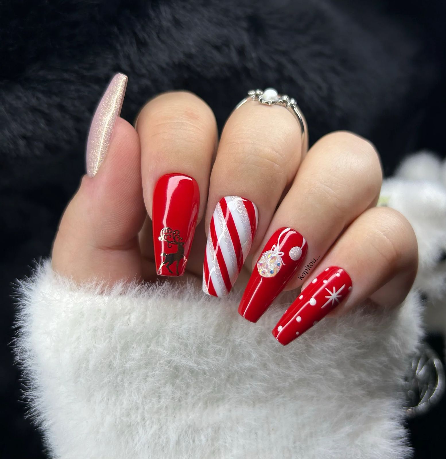 Fine Line Art Visual Idea Fine Line Art Visual Idea β Winter Champagne Nails