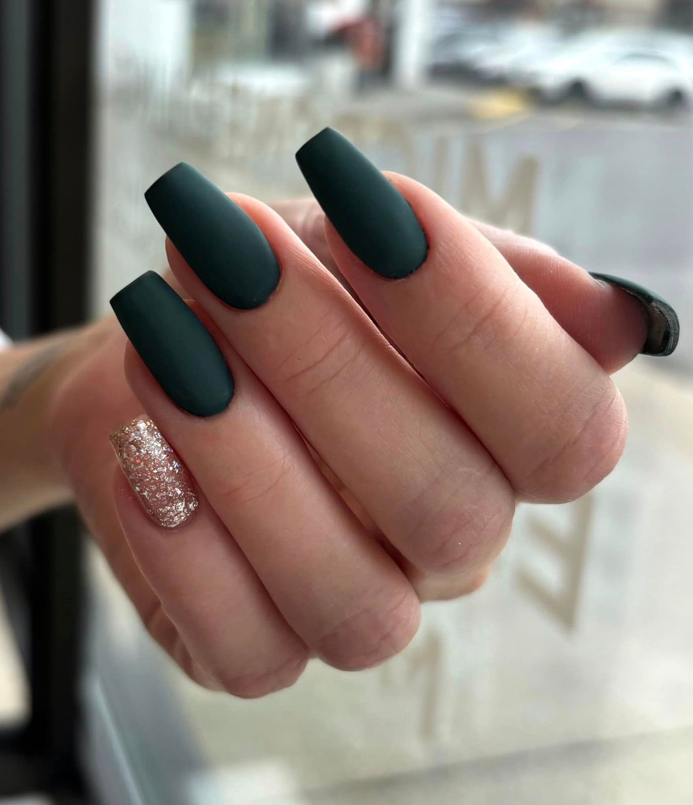 Matte On Green Glitter On Accent Visual Idea Matte On Green Glitter On Accent Visual Idea β Dark Green Winter Nails
