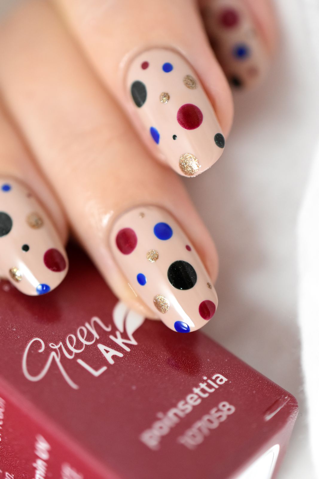 Red Glitter Short Oval Nails with Christmas Art — Easy Christmas Nails 2026