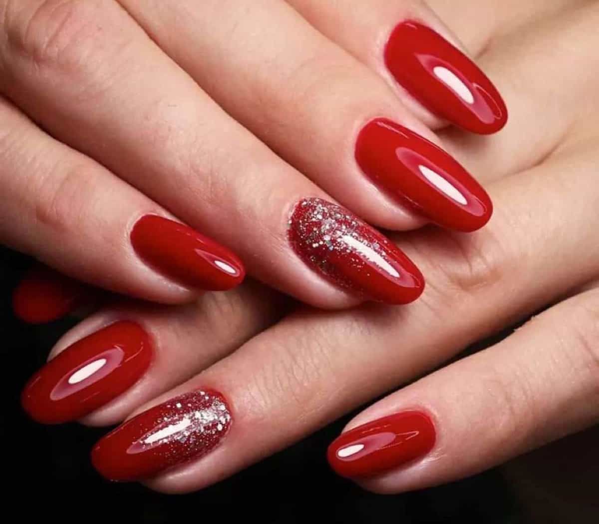 High Gloss With Glitter Visual Idea — Easy Christmas Nails 2026