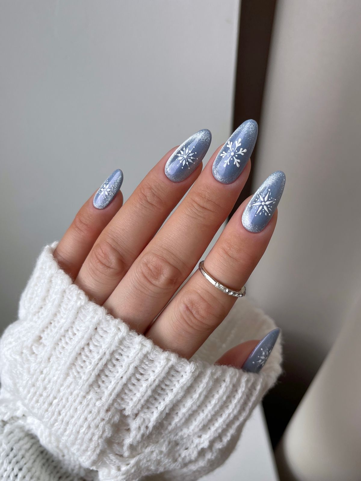 Muted Blue Cat-Eye Snowflake Nails Muted Blue Cat-Eye Snowflake Nails β Winter Nail Art Simple